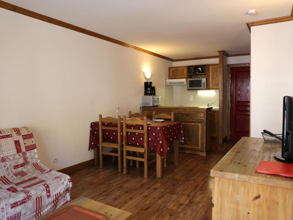 a kitchen and dining room with a table and chairs at Appartement Aussois, 2 pièces, 6 personnes - FR-1-508-280 in Aussois