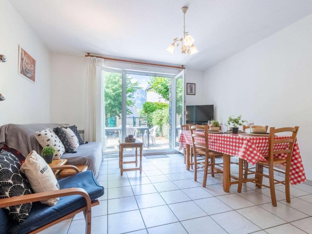 salon z kanapą, stołem i krzesłami w obiekcie Maison au centre, 4 pers, parking, animaux, près du téléphérique - FR-1-296-437 w mieście Saint-Lary-Soulan