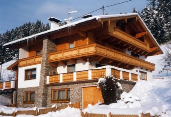 budynek z śniegiem przed nim w obiekcie Ferienwohnungen Gruber w mieście Hart im Zillertal