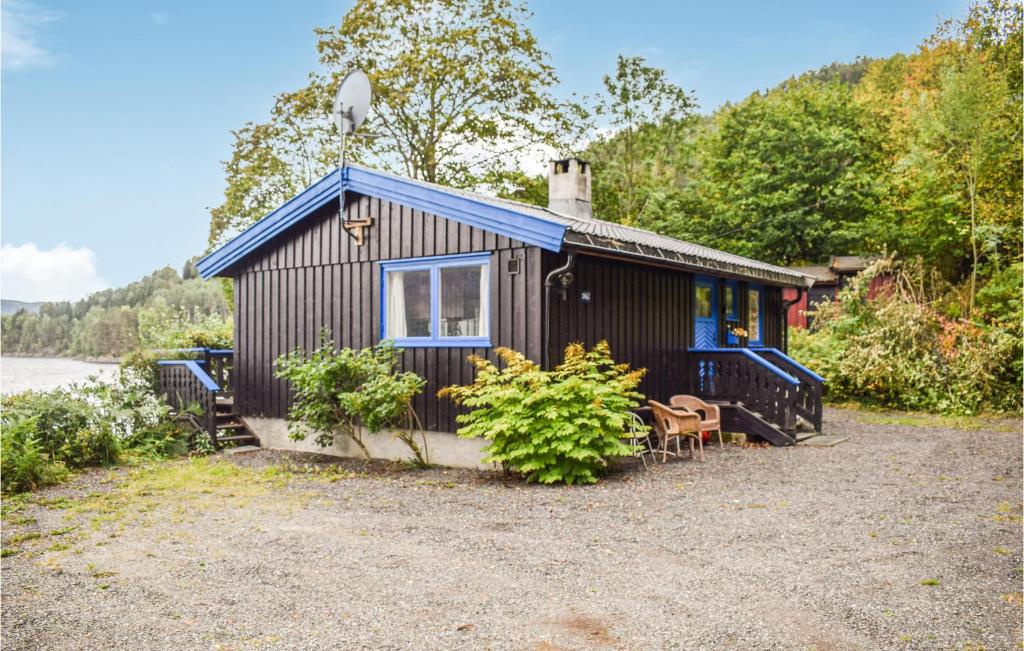 een zwarte cabine met een tafel en stoelen ervoor bij 3 Bedroom Awesome Home In Vikersund in Vikersund