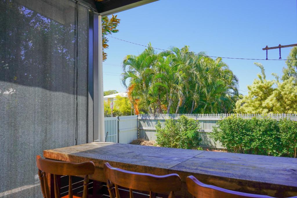 a table and chairs on a patio with a fence at Mooney St Manor in Aitkenvale