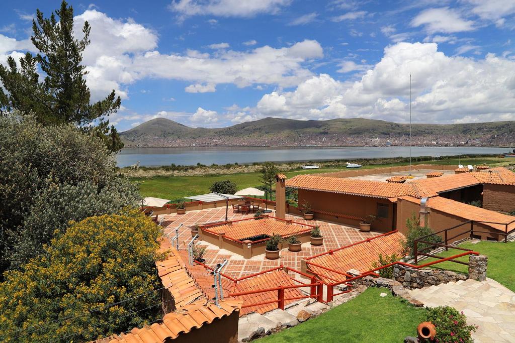 una casa con vista sul lago e sulle montagne di Casa Andina Premium Puno a Puno