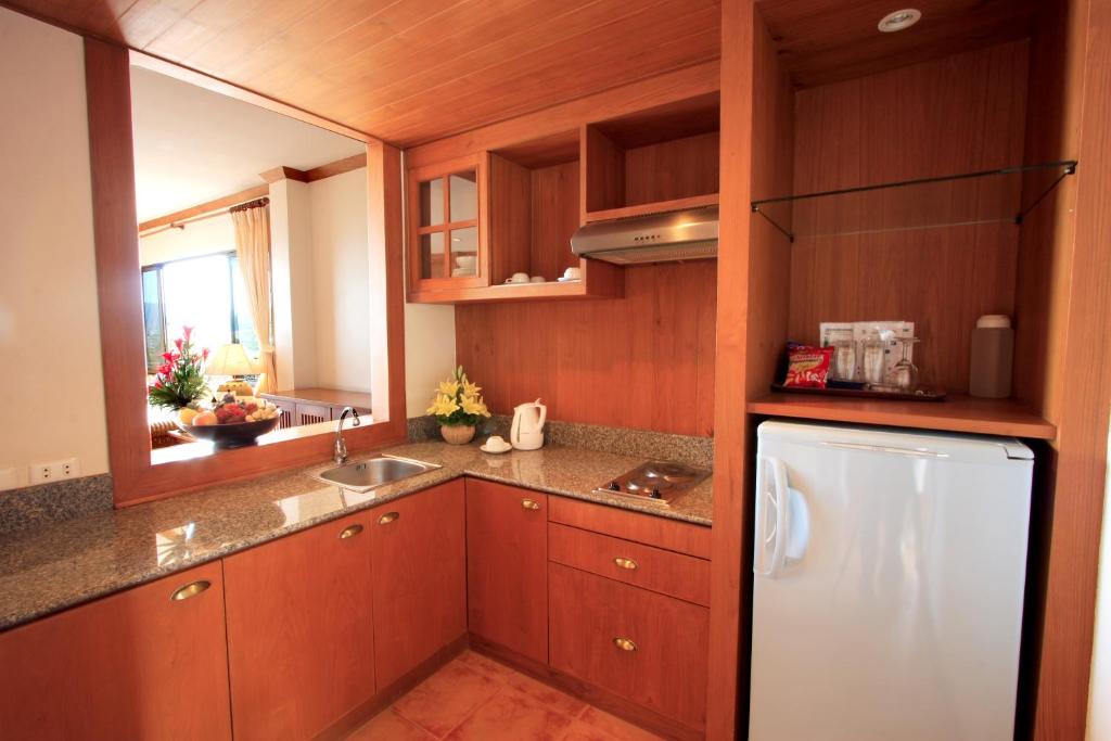 Kuchyň nebo kuchyňský kout v ubytování Sun Hill Hotel Patong