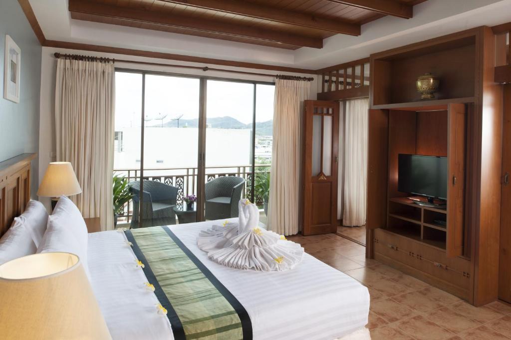 Postel nebo postele na pokoji v ubytování Sun Hill Hotel Patong