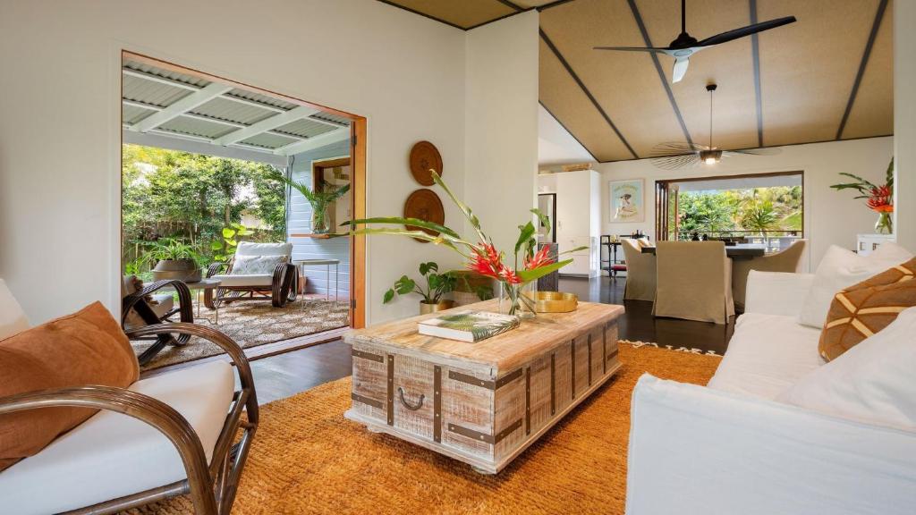 sala de estar con sofá y mesa en Mustique, en Bangalow