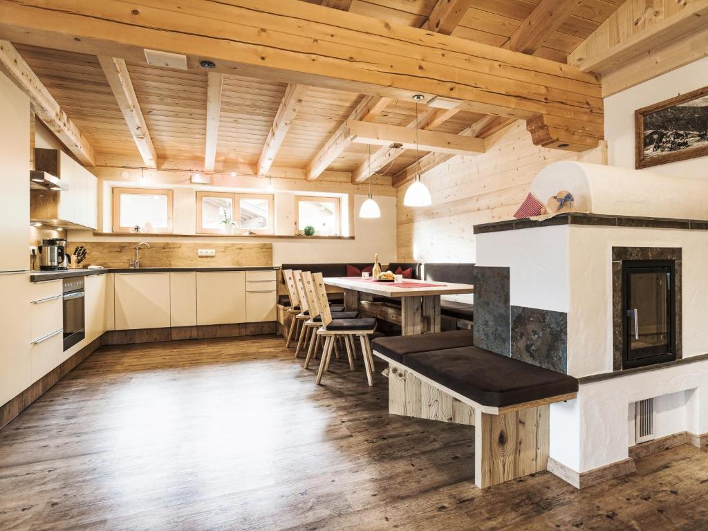 eine Küche und ein Esszimmer mit einem Tisch und Stühlen in der Unterkunft Breierhof in Zell am Ziller