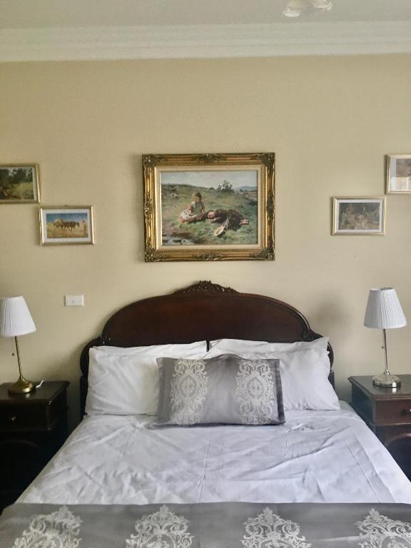 Postel nebo postele na pokoji v ubytování Toorak Manor Hotel