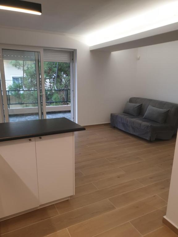 Część wypoczynkowa w obiekcie Newly Renovated Varkiza Beachside One Bedroom with Large Terrace