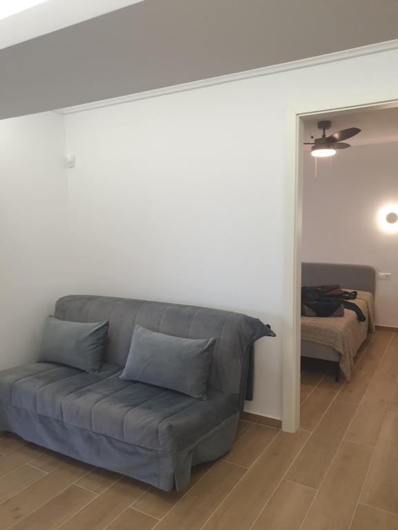 Część wypoczynkowa w obiekcie Newly Renovated Varkiza Beachside One Bedroom with Large Terrace