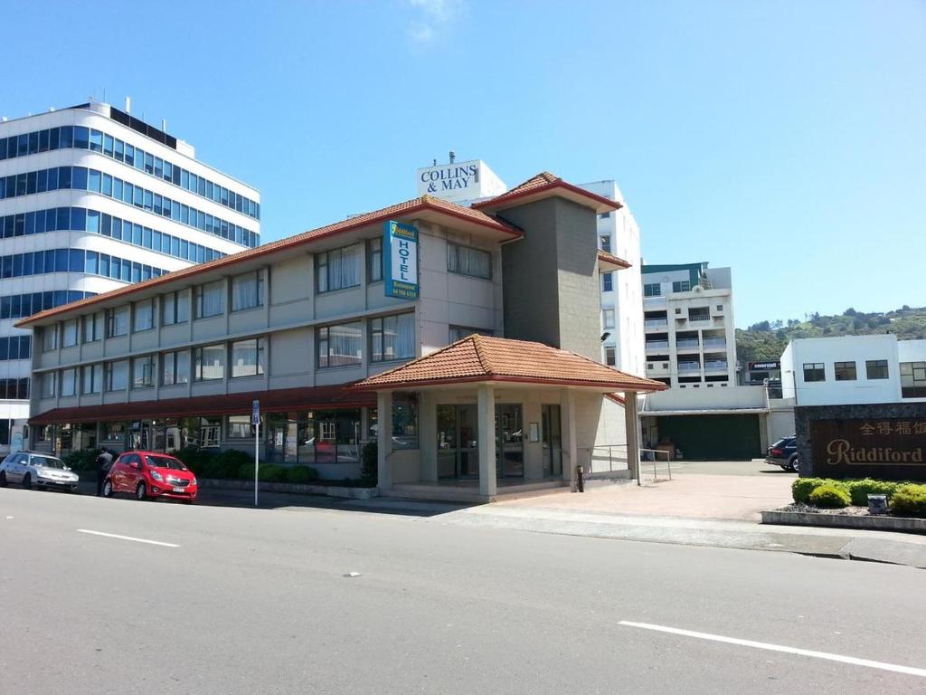 a building on the side of a street at Riddiford Hotel in Lower Hutt