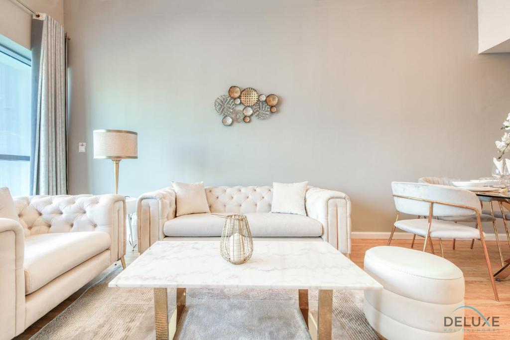 Posezení v ubytování Elegant 2BR at The Point Dubai Marina by Deluxe Holiday Homes
