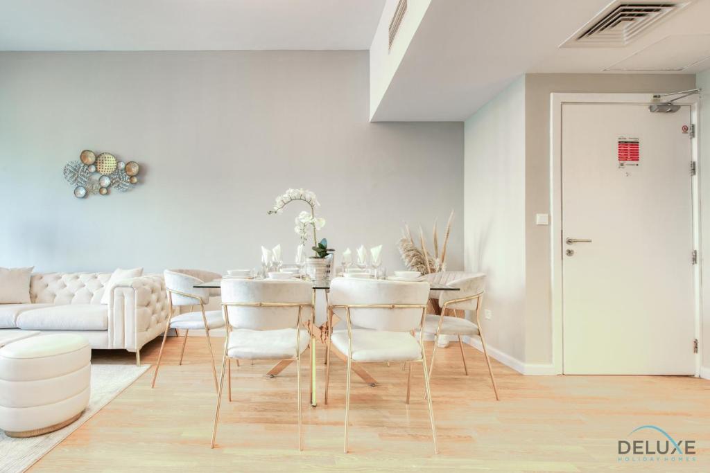 Posezení v ubytování Elegant 2BR at The Point Dubai Marina by Deluxe Holiday Homes