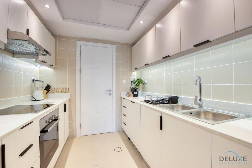 Kuchyň nebo kuchyňský kout v ubytování Elegant 2BR at The Point Dubai Marina by Deluxe Holiday Homes
