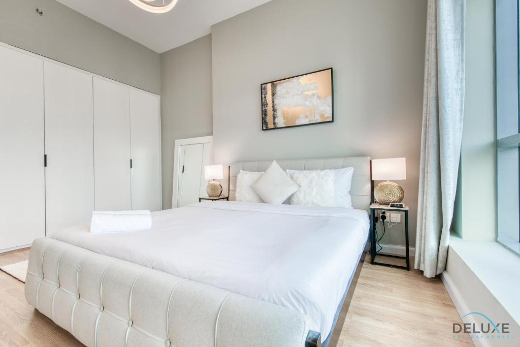 Postel nebo postele na pokoji v ubytování Elegant 2BR at The Point Dubai Marina by Deluxe Holiday Homes