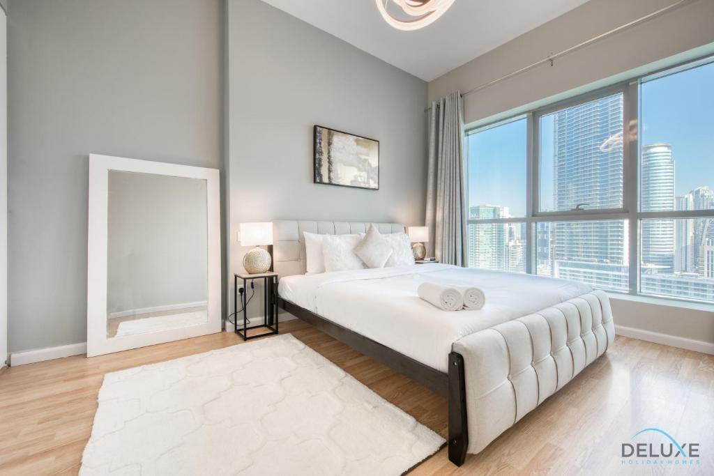 Postel nebo postele na pokoji v ubytování Elegant 2BR at The Point Dubai Marina by Deluxe Holiday Homes