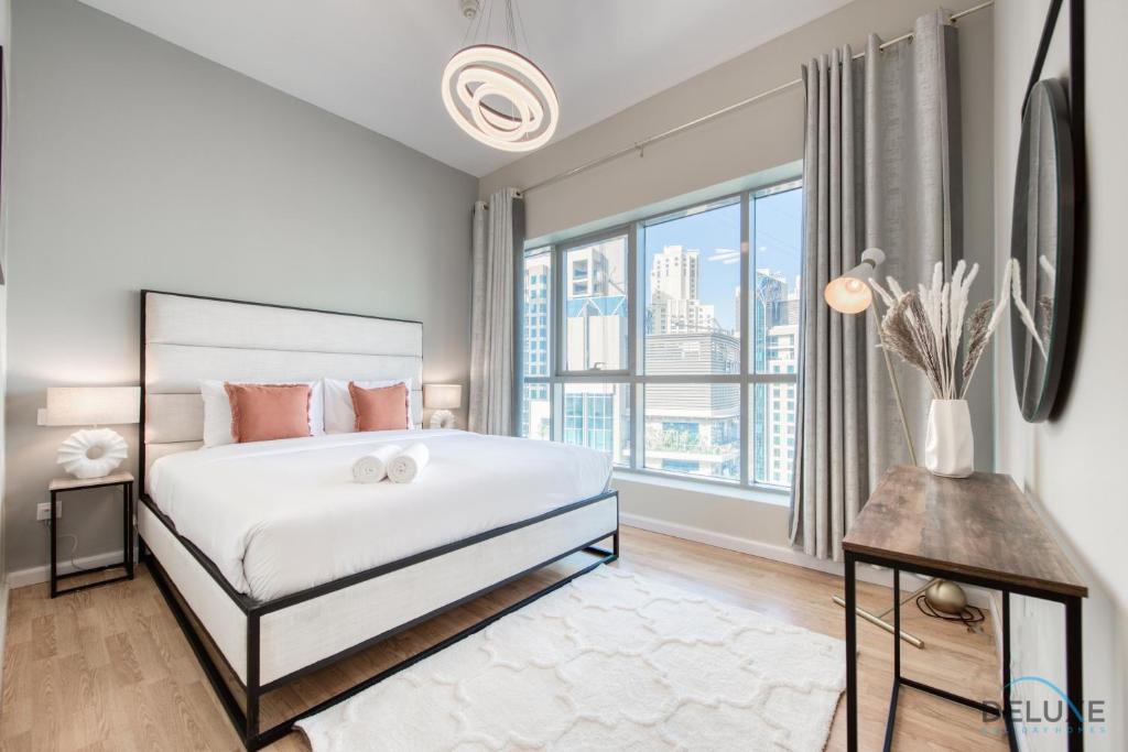 Postel nebo postele na pokoji v ubytování Elegant 2BR at The Point Dubai Marina by Deluxe Holiday Homes