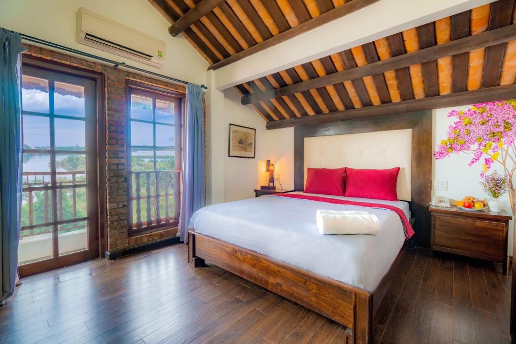 Giường trong phòng chung tại Calm House Hotel Hoi An 1