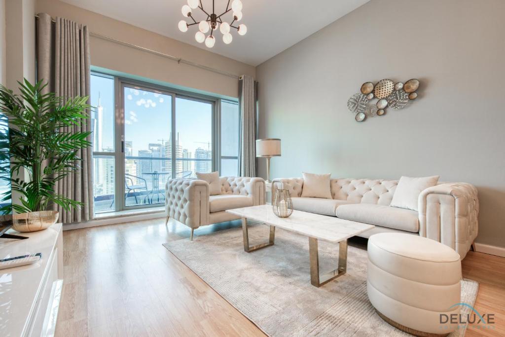 Posezení v ubytování Elegant 2BR at The Point Dubai Marina by Deluxe Holiday Homes