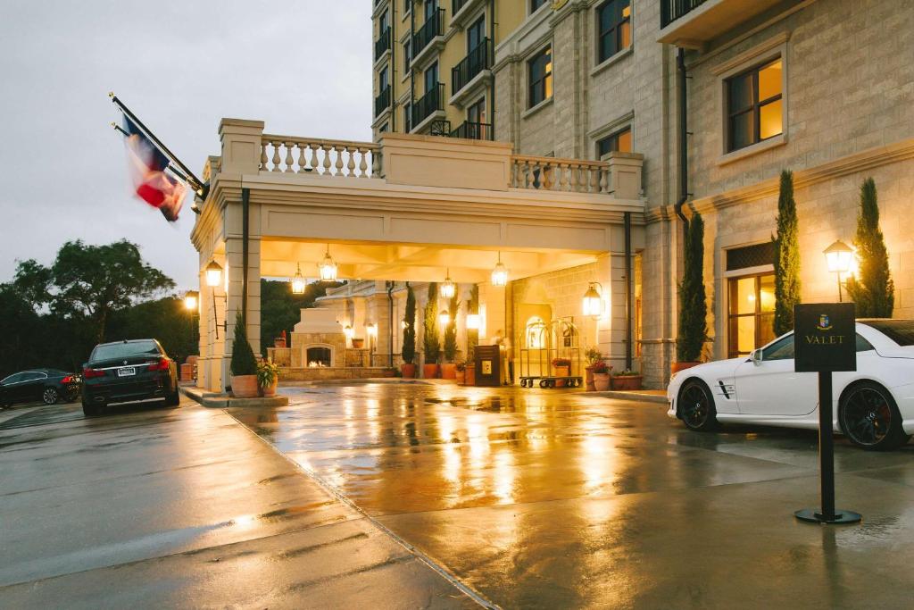 a street scene with cars and a building at Hotel Viata in Austin