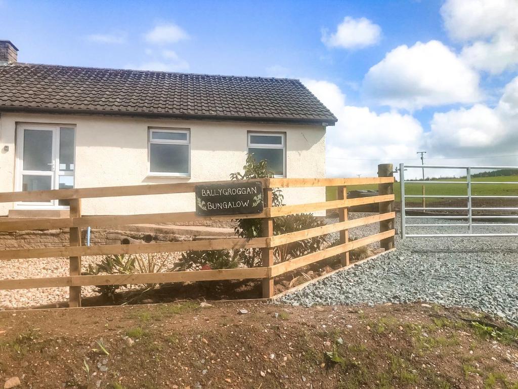 una valla de madera frente a una casa en Ballygroggan Bungalow - Uk38174 en Machrihanish