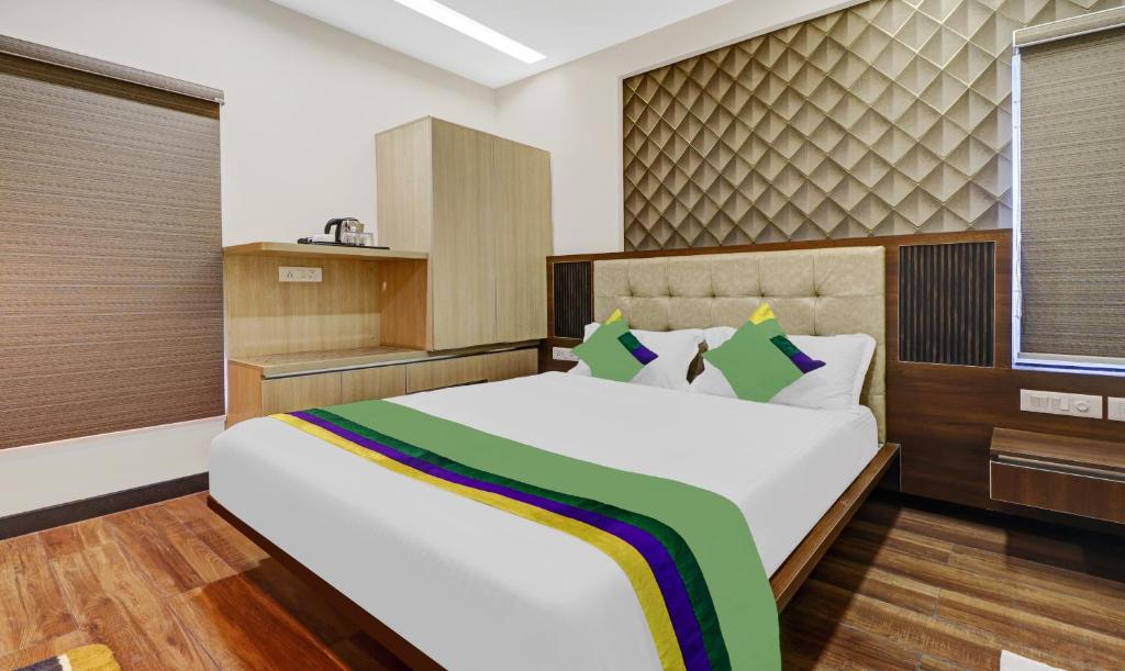 1 dormitorio con 1 cama grande en una habitación en Treebo Trend Elite Heritage en Bangalore