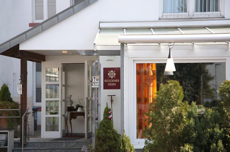 un edificio blanco con puerta y ventana en Hotel Goldener Stern, en Sankt Ingbert