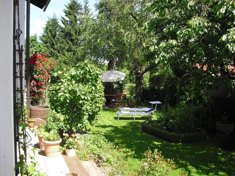 ベルナウ・アム・キームゼーにあるFerienwohnungen Sonjaの庭園(ベンチ、テーブル、傘付)