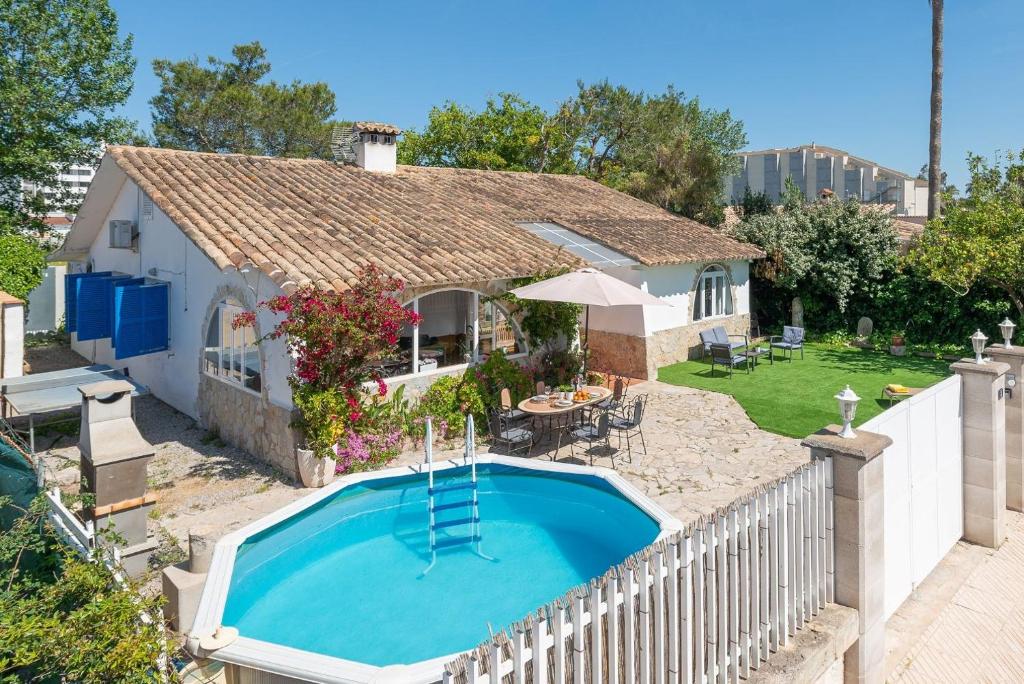 uma casa com piscina num quintal em Casa Bahía de Alcudia em Port d'Alcudia