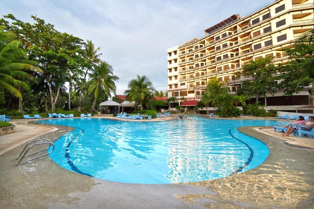 A piscina em ou perto de Cebu White Sands Resort and Spa