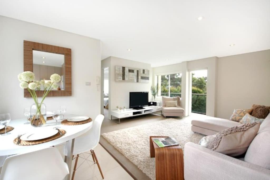 A seating area at VELLY-Modern Light 2BR Moments from Clovelly Beach
