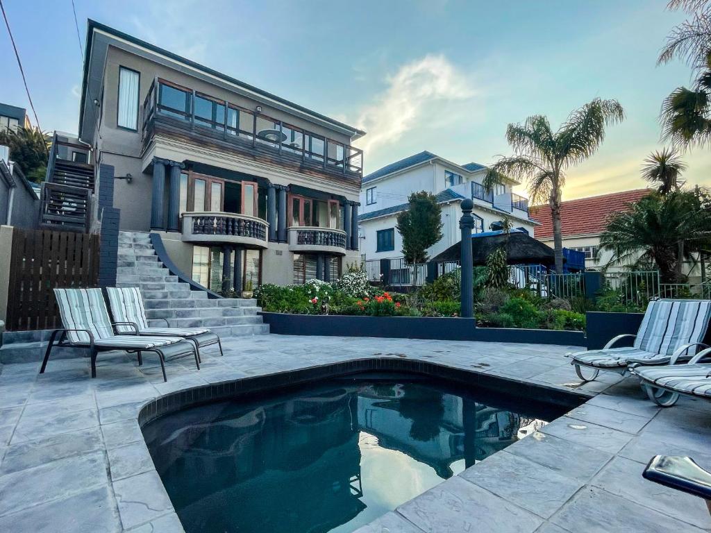 una casa con piscina frente a una casa en UysTUYS, en Ciudad del Cabo