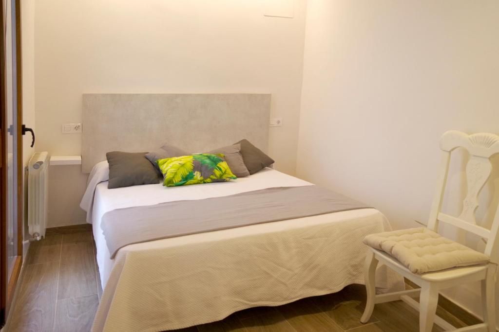 1 dormitorio pequeño con 1 cama y 1 silla en vallespin 43-1 - céntrico, parking, wifi, en Ávila