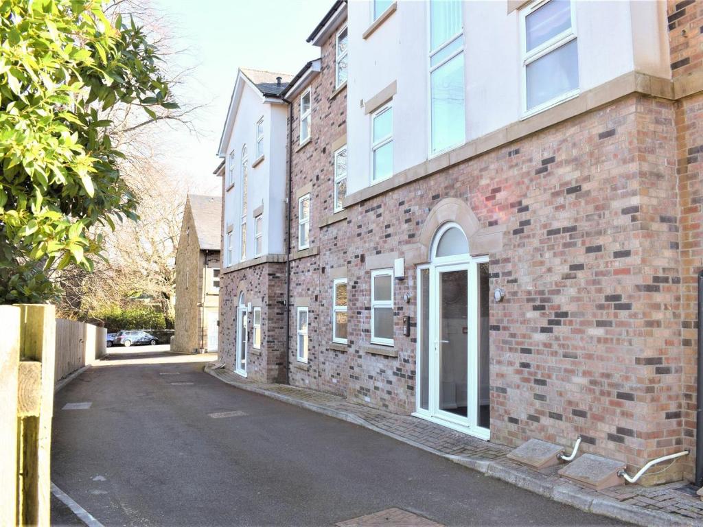 una strada vuota di fronte a un edificio di mattoni di Beautiful Cottage In Alnwick With 2 Bedrooms And Wifi ad Alnwick