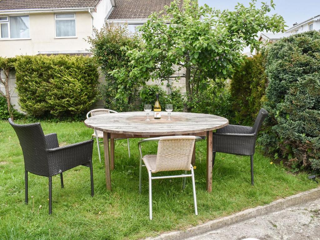 a table and chairs in the grass in a yard at The Glen in Par