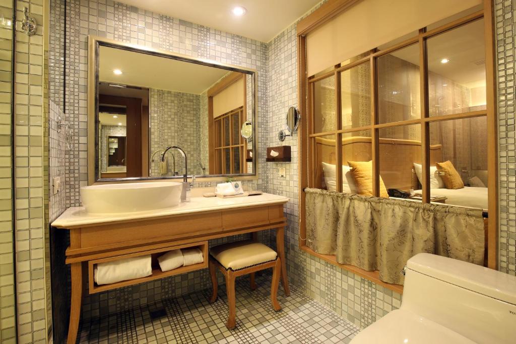a bathroom with a sink and a mirror at Chateau de Chine Xinzhuang in Xinzhuang