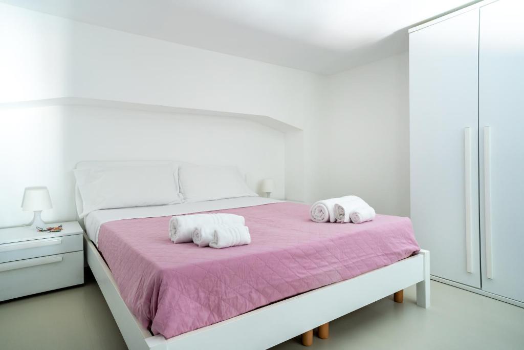 A bed or beds in a room at Fly Home Sicily