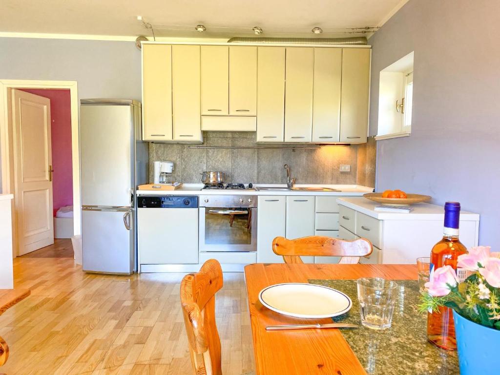 Kuchyňa alebo kuchynka v ubytovaní Sole 4 Garten Ferienwohnung mit Pool EG