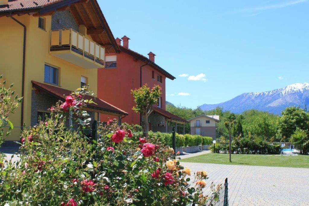budynek z kwiatami przed nim w obiekcie Rose Gialla Firsia Garten Ferienwohnung EG w mieście Colico