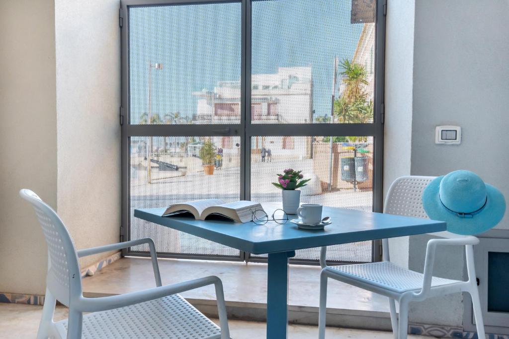 A seating area at Fly Home Sicily
