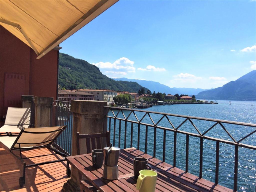 a balcony with chairs and a view of the water at Nido di Veronica See-Ferienwohnung in Bellano