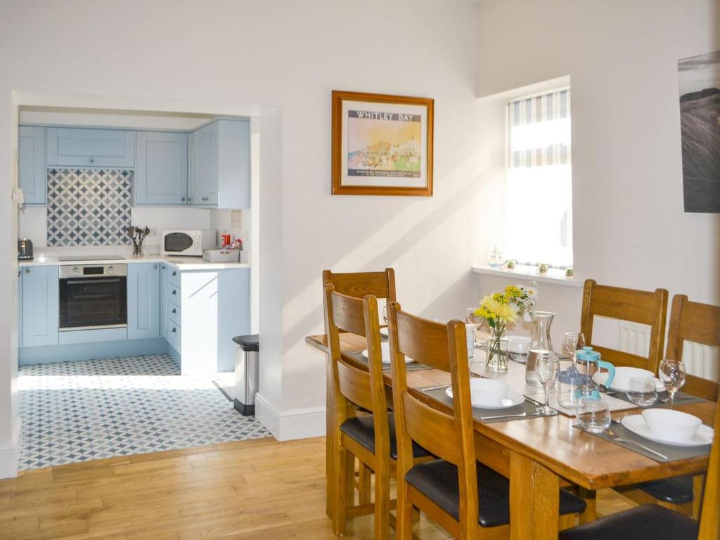 een keuken en eetkamer met een tafel en stoelen bij Whitley Bay Hideaway in Whitley Bay