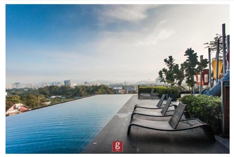 Kolam renang di atau di dekat EXPRESSIONZ by GSuites