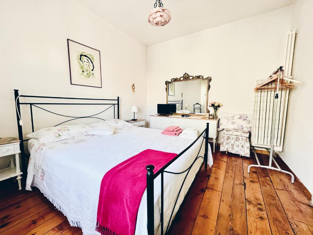 een slaapkamer met een groot bed en een spiegel bij A Casa di Paola in Adria