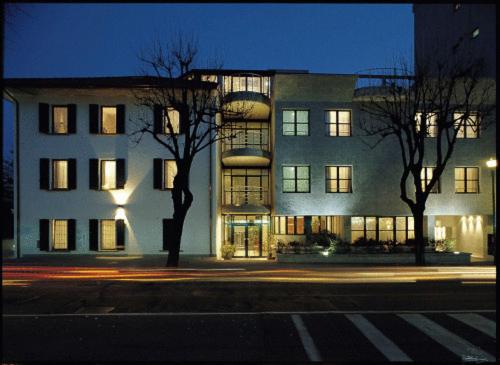 ein großes Gebäude in der Nacht auf einer Stadtstraße in der Unterkunft Hotel La Cascata in Azzano San Paolo