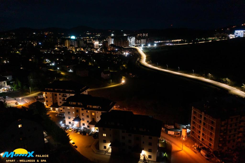 Nespecifikovaný výhled na destinaci Zlatibor nebo výhled na město při pohledu z apartmánu