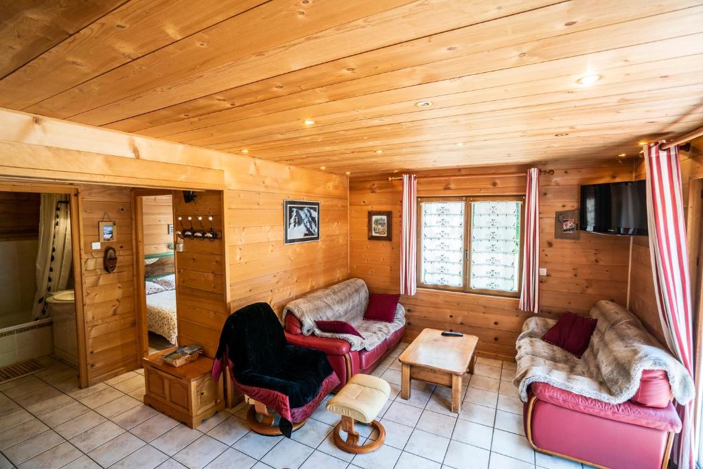 Zimmer mit Sofas und einem TV in einer Hütte in der Unterkunft Igloo - Appartement 9 pers - Chatel Reservation in Châtel