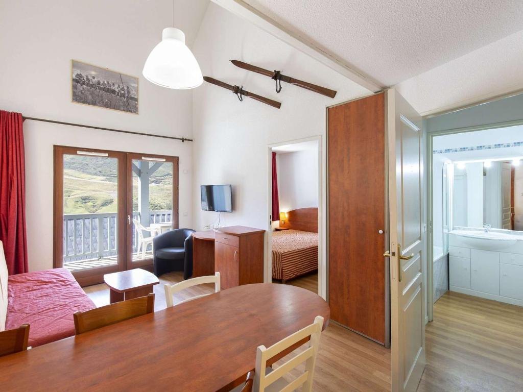 - un salon avec une table à manger et une chambre dans l'établissement Duplex au calme 7 couchages, balcon sud, parking, piscine couverte, fitness, proche pistes et centre - FR-1-404-244, à La Mongie