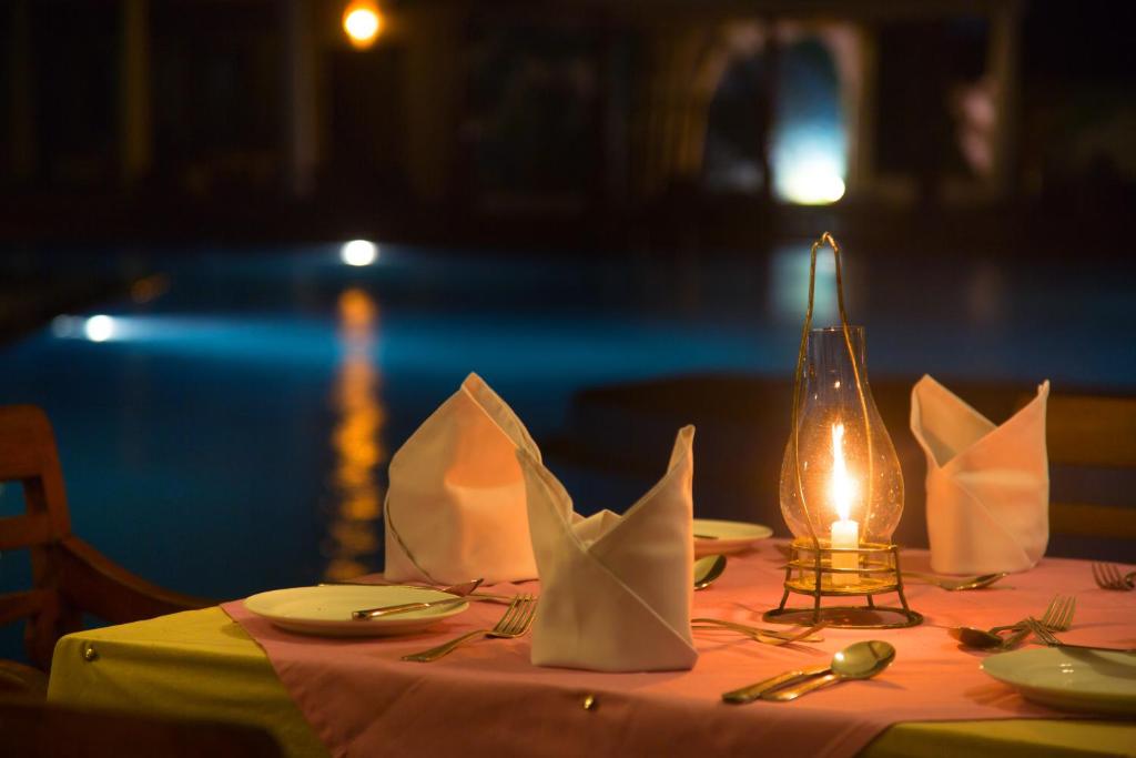 Bazén v ubytování Dickwella Resort and Spa nebo v jeho okolí