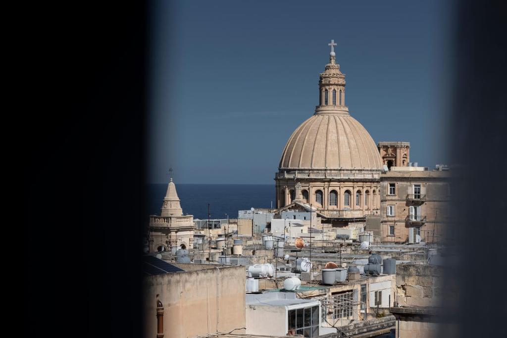 uma vista para o horizonte da cidade com uma cúpula em Melior Boutique Hotel em Valletta
