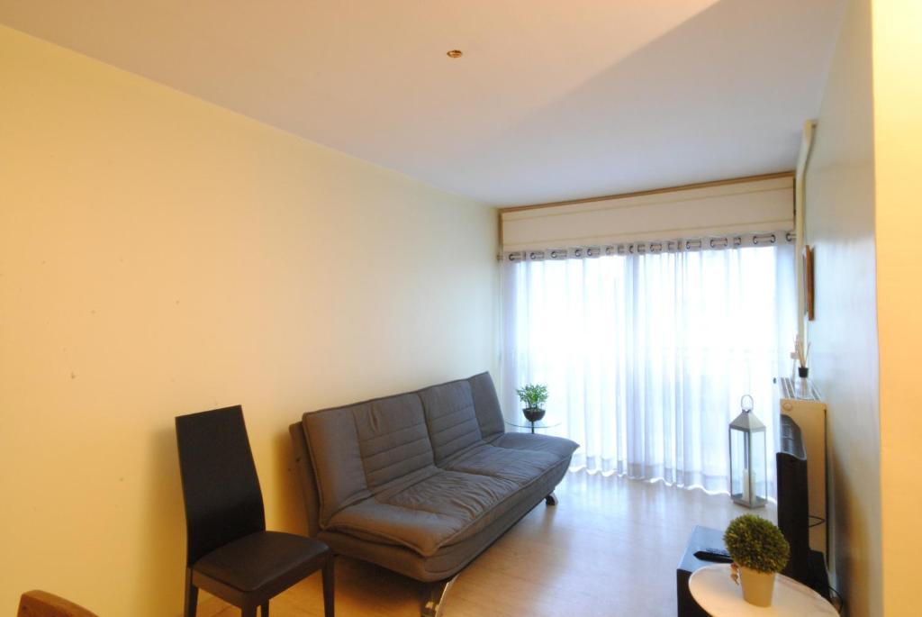 un salon avec un canapé et une table dans l'établissement antares57, à Cannes